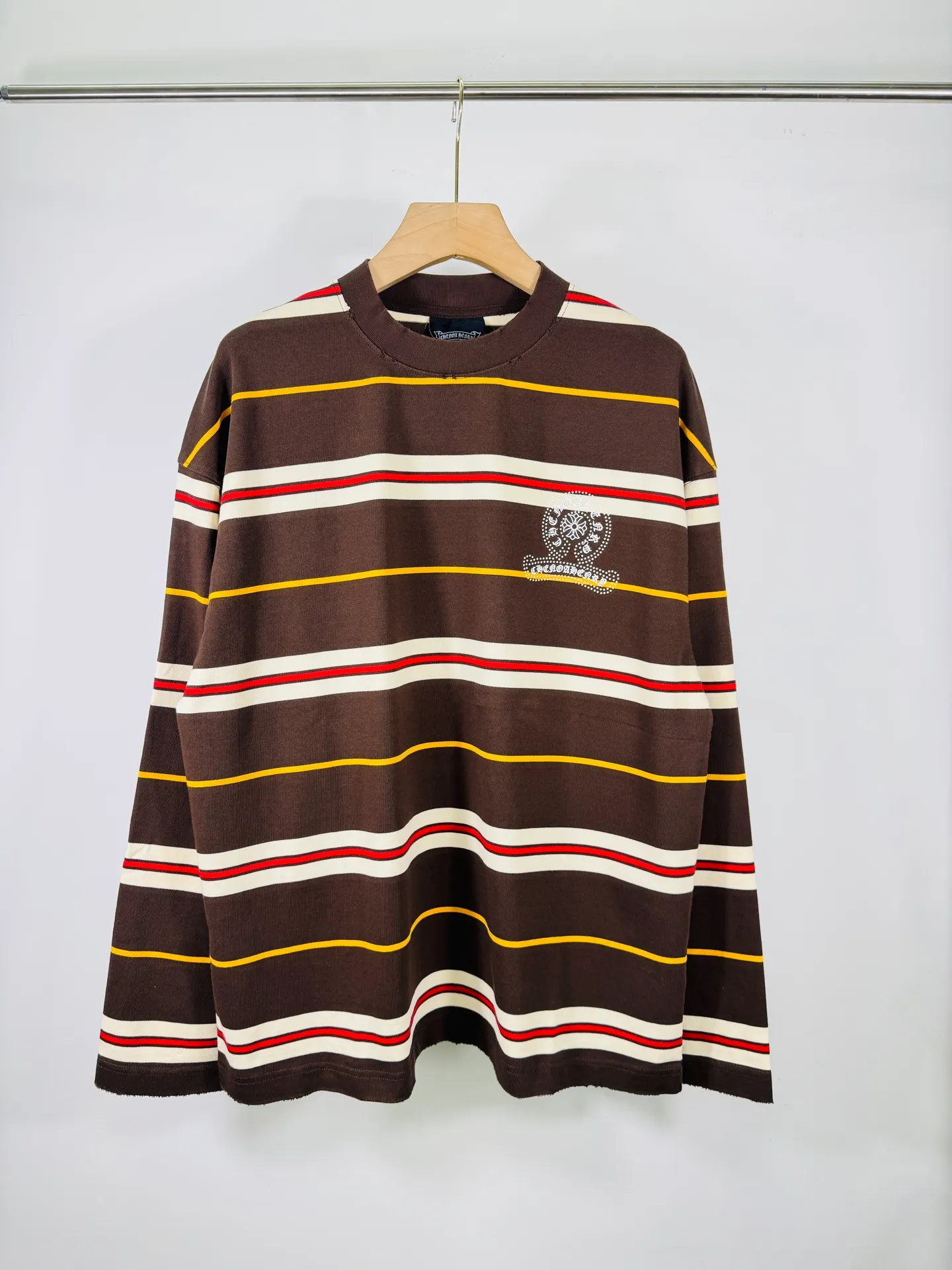 P260 top version, real shot without P, ​​different from market currency) 𝗖𝗵𝗿𝗼𝗺𝗲 𝗛𝗲𝗮𝗿𝘁𝘀/Cro Heart 2025 Autumn and Winter Horseshoe Cross Stripe Couple Casual Long Sleeve 👑The highest version! Customized fabric 320g fabric! Horseshoe cross sticker, a best-selling model in the counter, very comfortable to wear. Accessories: original molded and authenticated collar label➕100% silk wash label. Genuine purchase-grade original hangtag➕matching hanging rope➕3D hanging beads➕original packaging bag. Craftsmanship: The original version has consistent wiring! The highest version of the armhole matching technique! Color: Brown Green Size: S M L XL Style No.: 5193